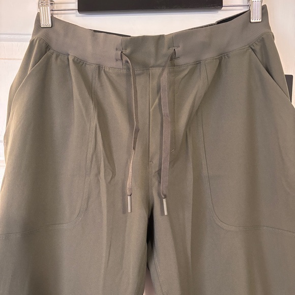 Men’s lululemon ABC Skinny Fit Jogger in Army Green. - Picture 5 of 9